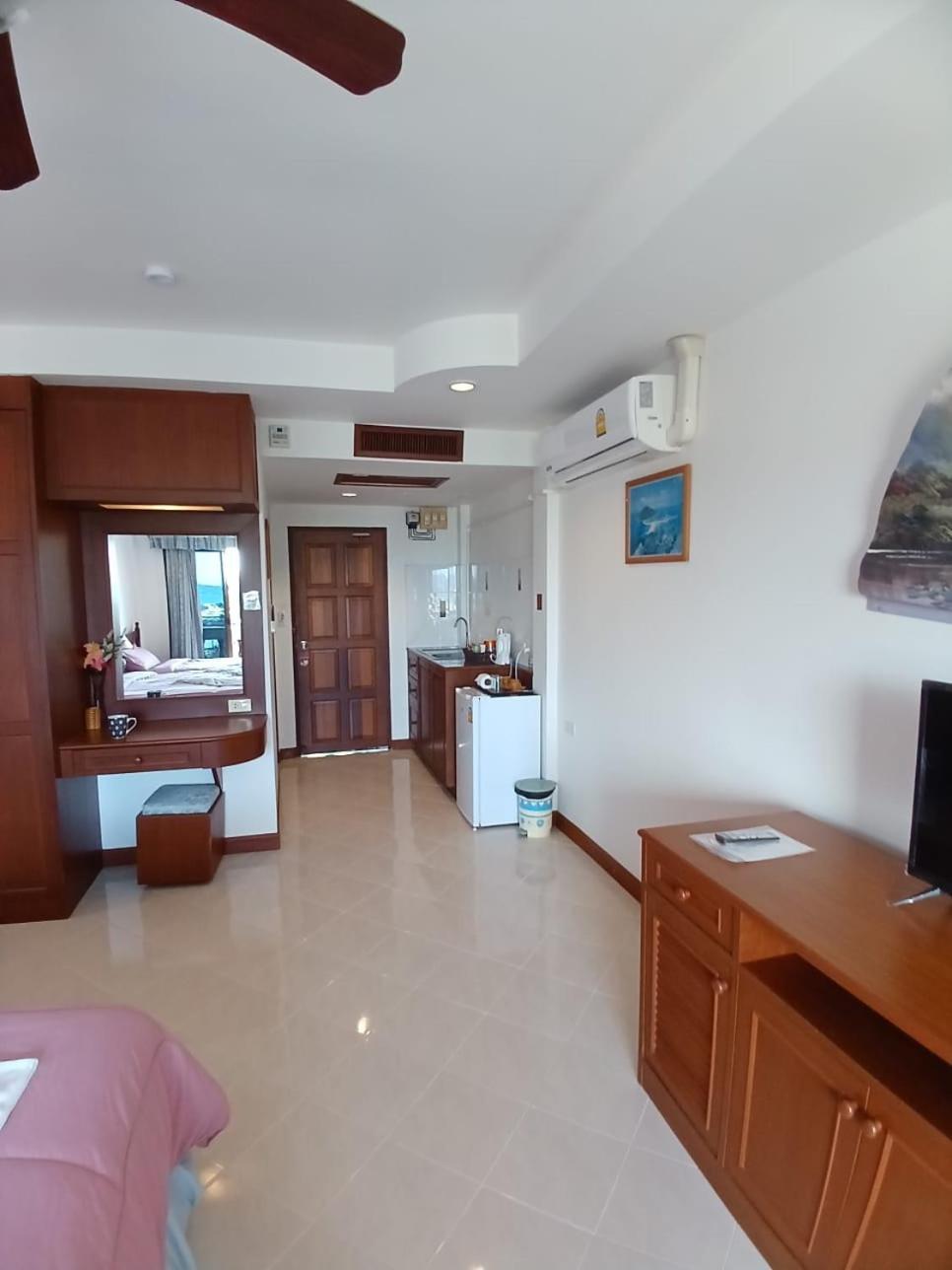 Aksarai Hotel Patong Eksteriør billede